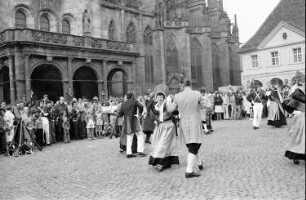 Freiburg: Münsterplatz; Trachtengruppe aus Villingen