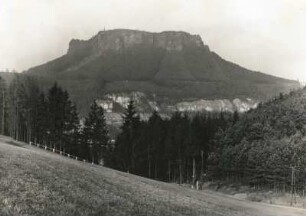 Lilienstein vom jenseitigen Elbufer nahe dem Ort Gohrisch