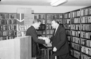 Freiburg: Amerikahaus; Ehrenurkunden für Prof. Dr. Büchner und Prof. Dr. Westphal, Überreichung an Prof. Dr. Büchner