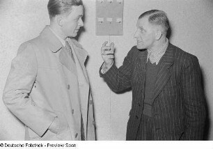 Auftritt einer Theatergruppe beim Bezirksausscheid für Volkskunstgruppen 1954