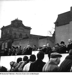 Dresden-Altstadt, Neumarkt, Gedenkkundgebung anläßlich des 35. (?) Jahrestages der Zerstörung Dresdens an der Ruine der Frauenkirche