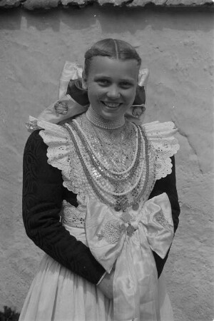 Mädchen als Brautjungfern in sorbischer katholischer Tracht. : Družki na kwasu w čornym pjezlu.