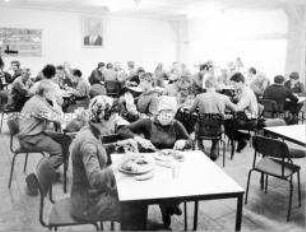 Kantinenessen für die Arbeiter der dritten Schicht des VEB Nickelhütte St. Egidien