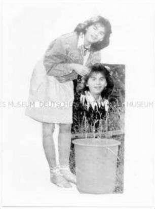 Fotocollage mit junger Frau, die ihren zweiten Kopf aus einem Eimer mit Wasser holt (Altersgruppe 14-17)
