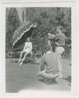 Marlene Dietrich, Fotoshooting im Garten der Villa von Dorothy di Frasso (Beverly Hills, 1935) (Archivtitel)