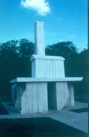 Budapest. Neuer Stadtfriedhof. Parzelle 301.Totenmal des ungarischen Bildhauers György Jovánovics