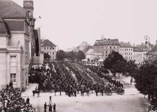 Parade des 3. Husarenregiments Nr. 20 der Königlich-Sächsischen Armee auf dem Kornmarkt in Bautzen anläßlich ihres Einzugs in die Barbarakaserne