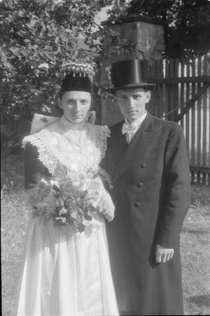 Sorbische katholische Hochzeit in Radibor. Das Brautpaar. : Serbski katolski kwas w Radworju. Kwasny por.