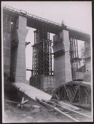 Baustelle einer Eisenbahnbrücke