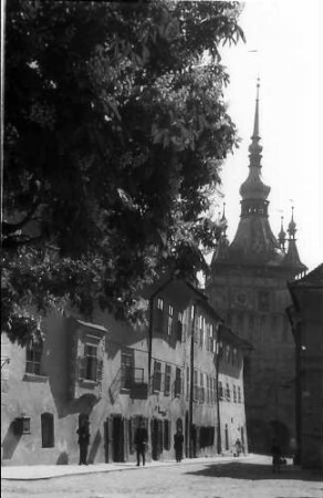 Schässburg (Sighisoara): Stundturm von der Rückseite, links Kirchenmauer mit Gasse