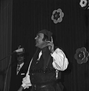 Karneval: Hotel Oldesloer Hof, Saal: Prunksitzung: Veranstalter Oldesloer Männerchor von 1844, Oldesloer Singakademie von 1946: Bühne: Auftritt von Waldi Apel als "Eulenspiegel"