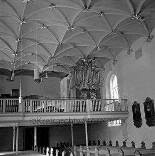 Schlosskirche: Innenaufnahme: Blick auf Empore und renovierte Barockorgel