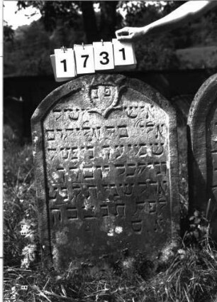 Grabstein 1731 (Index: 100097676) Maße HxBxT: 97x61x9 cm Symbolik: Krone, Kranz: Grabstein 1731