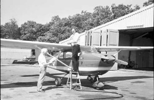 Freiburg: Flugplatz; Ich [Willy Pragher] und Pilot Ernst vor Cessna-Maschine