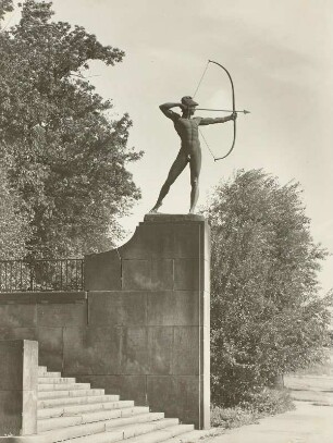 Dresden, Bogenschütze am Neustädter Elbufer : Bronzefigur von Ernst Moritz Geyger, überlebensgroß, 1936 aufgestellt