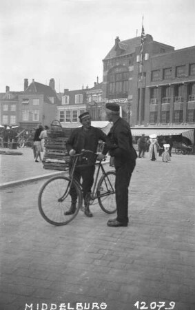 Gespräch auf dem Marktplatz von Middelburg