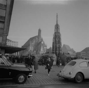 Nürnberg. Hauptmarkt mit Schönem Brunnen und Frauenkirche, zur Zeit des Weihnachtsmarktes (Christkindlesmarkt)