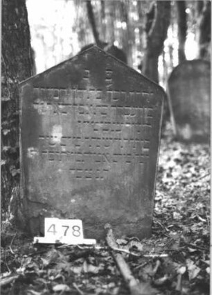 Grabstein 478 (Index: 99900947) Material: Sandstein Zustand: unten verwittert, sonst gut erhalten Maße HxBxT: 82x54x10 cm Beschreibung: Stele mit Dreiecksabschluss Besonderheit: Kindergrab: Grabstein 478