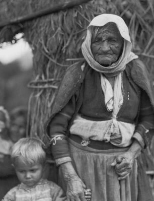 Alte Frau mit Kind