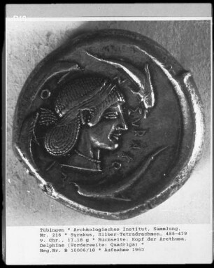 Silber-Tetradrachmon 17, 18 g; Rückseite: Kopf der Arethusa, Delphine (Vorderseite: Quadriga)