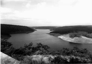 Harz, Bodetal. Rappbode-Talsperre (1952-1959). Blick vom Rotestein nach Südwesten