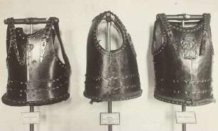 Küraß des Kronprinzen Friedrich Christian (links) und Küraß des Generalleutnants von Penzig (rechts)