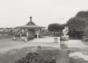 Pavillon mit Glockenspiel : Blick zum Pavillon mit Bronze-Glockenspiel (1938; P. Wolf) am Garten des Japanischen Palais und gegen die Marienbrücke