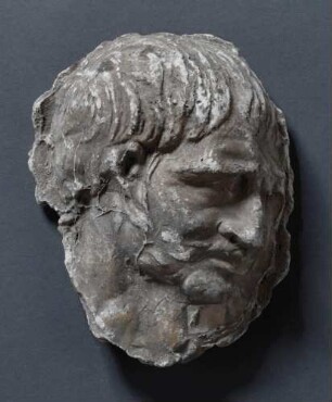 Kopf eines unbärtigen Römers (?) im Profil nach rechts