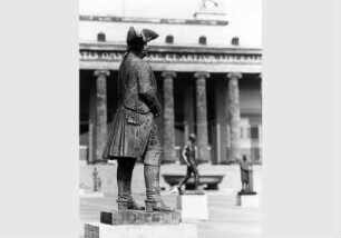 Blick auf Skulpturen im Lustgarten vor dem Hintergund des Alten Museums
