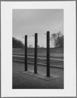 Pfahlhängen, im Hintergrund Fundamente des Zellenbaues, Sachsenhausen