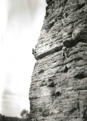 Sächsische Schweiz. Bielatal, Verlassene Wand. Seilschaft Karlheinz Gonda, W. Müller am Südwestweg (Lubke-Kante). VIIc