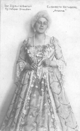 Elisabeth Rethberg in ihrer Debütrolle als Arsena in "Der Zigeunerbaron" von Johann Strauß. Fotografie (Weltpostkarte). Königliche Hofoper Dresden, 1915