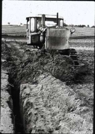 Vom VEB Wasserwirtschaft Warnow gebautes Planierschild am KS 07/62 beim Verfüllen von Drängräben