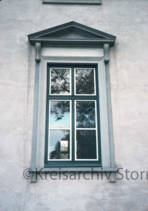 Altfresenburg: Gut: Herrenhaus: Fassade: Detailaufnahme: Fenster mit dreieckiger Verdachung
