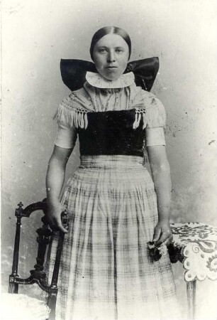 Ausgangstracht : Kleidung - katholische Tracht. Ort: Hornja Łuźica / Oberlausitz. Mädchen in festlicher Ausgangstracht.