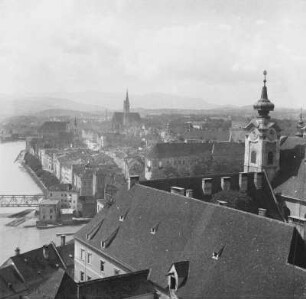 Stadtbild : Blick vom Rathaus auf die Stadt Steyr. Unten links der Zufluss der Steyr in die Enns.
