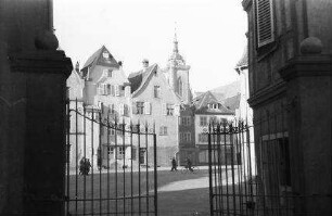 Colmar: Blick durch Gitter auf Kaufhaus und Münsterturm