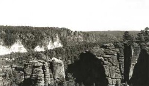 Sächsische Schweiz. Bärenschlucht am Rauenstein gegen Hirschgrund und Bastei