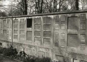 Meißen, Nossener Straße 38. Friedhof der Frauenkirche. Urnenwand