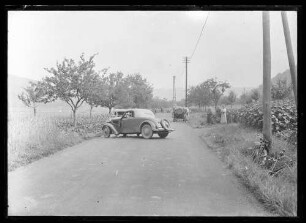 Verkehrsunfall zwischen zwei PKWs (Kennzeichen IIU - 19039), im Hintergrund Ochsengespann
