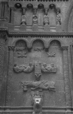 Regensburg: Portal der Schottenkirche, Ausschnitte Relief, links