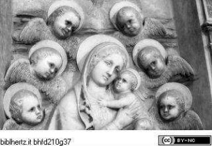 Marienaltar, Thronende Madonna mit Engeln
