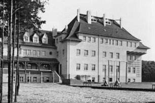 Coswig. Kreispflegeheim Wettinstift (1913, 1919-um 1935; E. Pönisch). Gartenansicht eines Erweiterungsbaus mit Spielplatz, Kinderheim mit Spiel- und Turnplatz