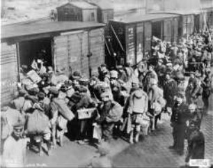 Französische Kriegsgefangene auf dem Bahnhof von Cambrai