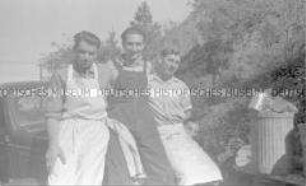 Selbstversenkung des Hochseepassagierdampfers "Columbus" am 19. Dezember 1939, Besatzungsangehörige im Internierungslager auf Angel Island, Kalifornien, Köche und Küchengehilfen auf einem Lastwagen