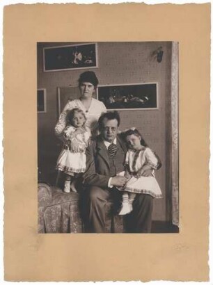Max Reger mit Ehefrau Elsa und den Adoptivtöchtern Christa und Lotti