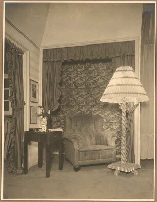 Landhaus Dingler (?), München-Solln Inneneinrichtung: Musikzimmer Nische mit Sessel und Standleuchte
