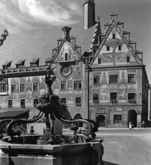 Marktbrunnen (sogen. Fischkasten) : Marktbrunnen (sog. Fischkasten) (1482; J. Syrlin d. Ä.). Teilansicht. Ulm, Marktplatz