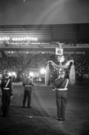Großer Zapfenstreich im Wildparkstadion für den scheidenden Kommandierenden General der Luftwaffengruppe Süd Hannes Trautloft