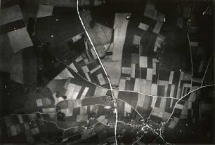 Lauta (Kreis Marienberg ). Ortsansicht und nördliche Feldfluren, durchschnitten von der F 174, mit Bergbauresten (links). Luftbildsenkrechtaufnahme (3000 m)